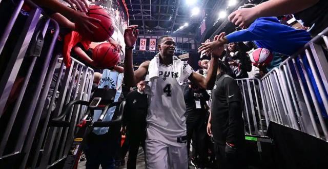 皇冠体育入口-绝杀超时非战之罪！福克斯两战征服马刺球迷