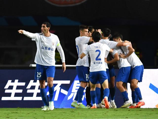 皇冠体育官方下载-【足协杯】费莱尼造乌龙 十人泰山2比0大连晋级决赛