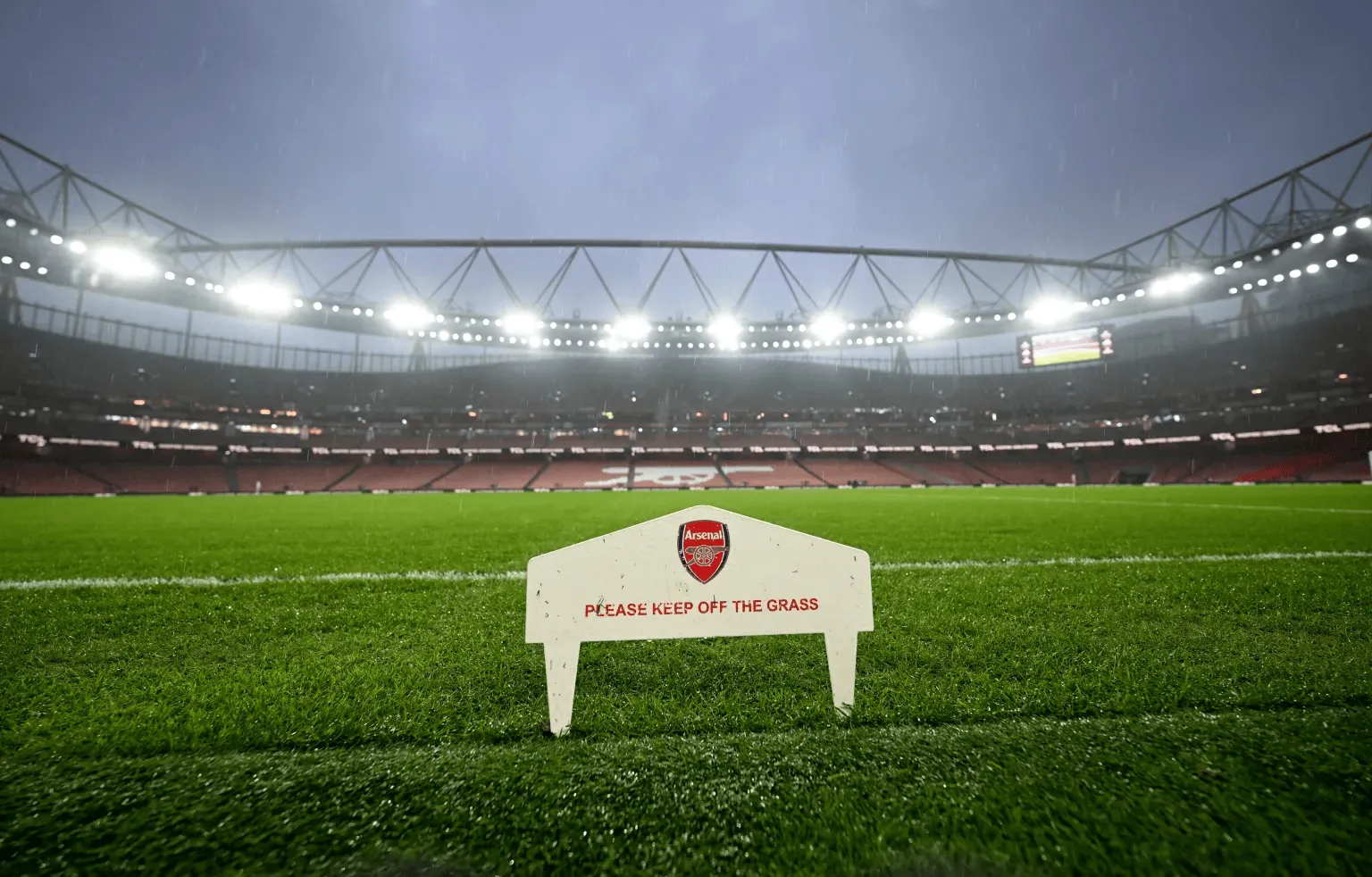 跟队：阿森纳赛程太密集导致酋长草坪受损严重，或无缘评奖