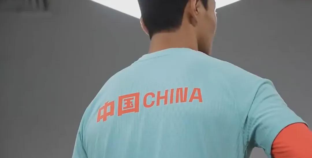 国足挥汗如雨训练！张玉宁毛伟杰：全队团结一心，都想为国而战